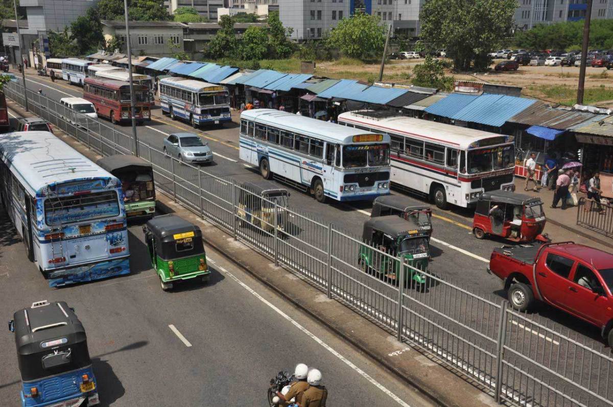 නිරෝධායන නීති කඩන බස් රථ සොයා මෙහෙයුම් – දැනට 11ක් අත්අඩංගුවට