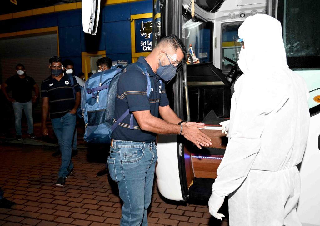කොවිඩ් සහ හැර යෑම් මැද ‘ක්රිකට් කණ්ඩායම’ පිටත් වේ (PHOTOS) කොවිඩ් සහ හැර යෑම් මැද ‘ක්රිකට් කණ්ඩායම’ පිටත් වේ (PHOTOS)