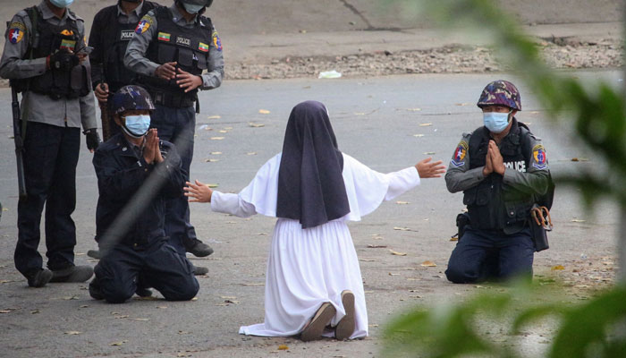 මියන්මාර ආරක්ෂක අංශ හමුවේ කන්යා සොහොයුරියක් දණින් වැටී කළ ඉල්ලීම (Video) මියන්මාර ආරක්ෂක අංශ හමුවේ කන්යා සොහොයුරියක් දණින් වැටී කළ ඉල්ලීම (Video)