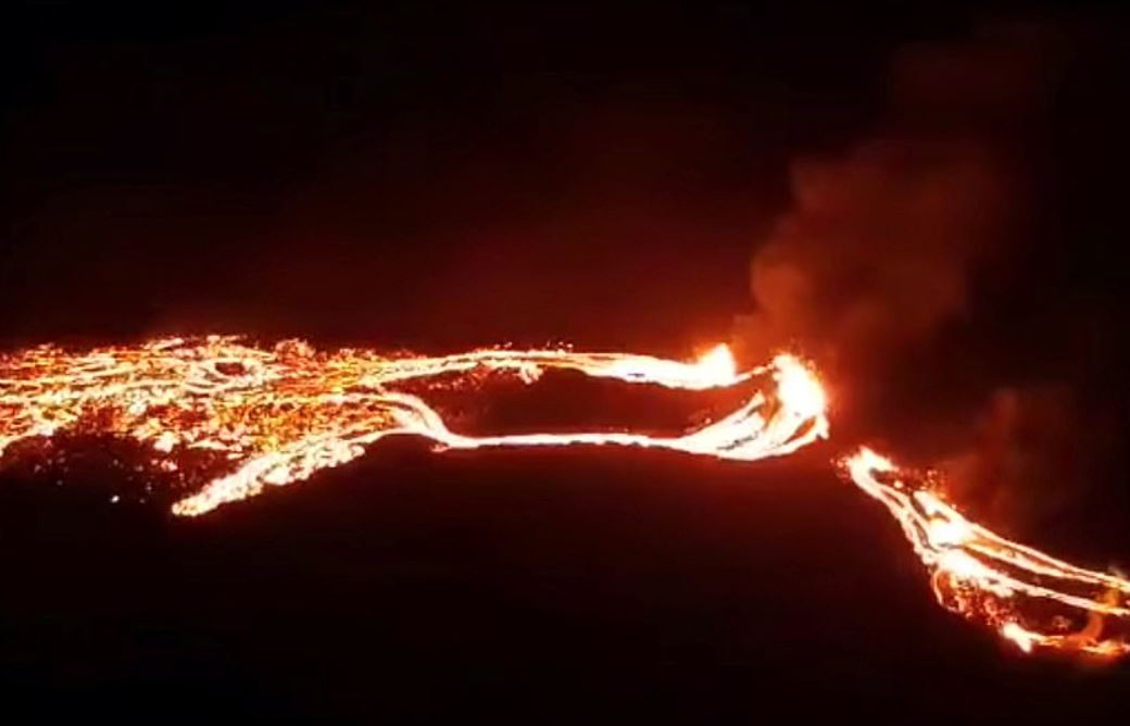 වසර 900කට පසු අයිස්ලන්තයේ ගිනි කන්දක් පුපුරා යයි (VIDEO) වසර 900කට පසු අයිස්ලන්තයේ ගිනි කන්දක් පුපුරා යයි (VIDEO)