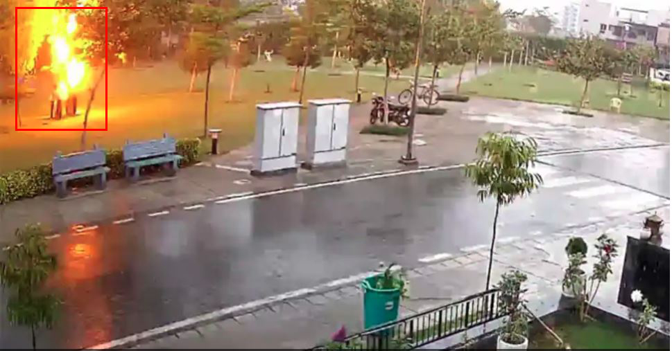 අකුණු ගසන විට ගසක් යටට වී සිටි 4කට වෙච්ච දෙයක් (VIDEO) අකුණු ගසන විට ගසක් යටට වී සිටි 4කට වෙච්ච දෙයක් (VIDEO)