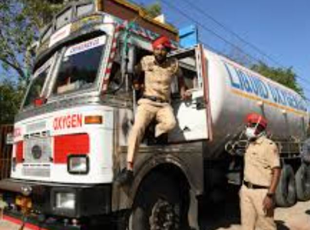 කොවිඩ් රෝගීන්ට ගෙනයන  ඔක්සිජන් ටැංකියටත් පොලිස් ආරක්ෂාවක් දෙන්න වුණු හැටි