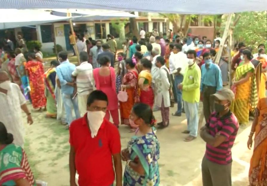 කොවිඩ් මරුවා රටම බිළිගනිද්දී ” ඉන්දියාවේ මිනිස්සු අද” ඡන්දපොළට යන හැටි (ඡායාරූප) කොවිඩ් මරුවා රටම බිළිගනිද්දී ” ඉන්දියාවේ මිනිස්සු අද” ඡන්දපොළට යන හැටි (ඡායාරූප)