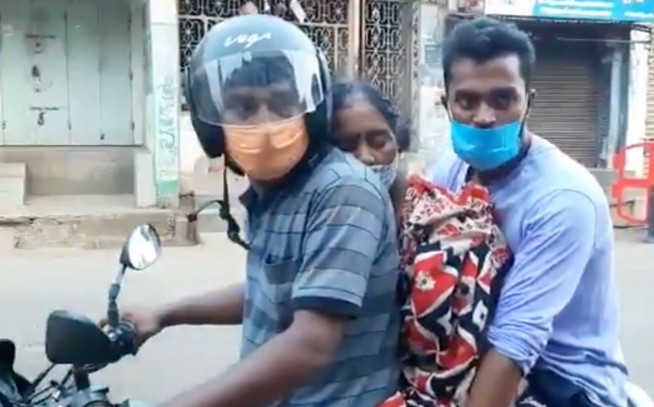 දරු දෙදෙනාට මැදිව යතුරු පැදියේ අවසන් ගමන් ගිය අම්මා – ඉන්දියාවෙන් ඇසෙන සංවේදී කතාවක් (Video) දරු දෙදෙනාට මැදිව යතුරු පැදියේ අවසන් ගමන් ගිය අම්මා – ඉන්දියාවෙන් ඇසෙන සංවේදී කතාවක් (Video)