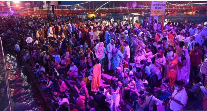 ඉන්දියාවේ දෛනික ආසාදිතයින් දෙලක්ෂය ඉක්මවන මොහොතකත් විශාල ජනකායක් රැස් වෙමින් උත්සව සමරයි ඉන්දියාවේ දෛනික ආසාදිතයින් දෙලක්ෂය ඉක්මවන මොහොතකත් විශාල ජනකායක් රැස් වෙමින් උත්සව සමරයි
