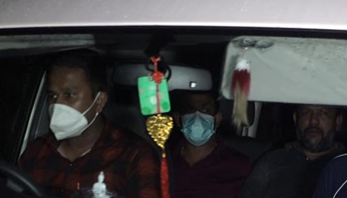 රිෂාඩ් සහ සොහොයුරාගෙන් ප්රශ්න කිරීම ඇරඹේ – අත්අඩංගුවට ගත්තේ මෙලෙසයි (PHOTOS) රිෂාඩ් සහ සොහොයුරාගෙන් ප්රශ්න කිරීම ඇරඹේ – අත්අඩංගුවට ගත්තේ මෙලෙසයි (PHOTOS)