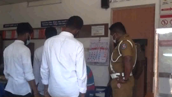 අධිවේගයේ නොහික්මුණු ලෙස හැසිරුණු තරුණයින් රක්ෂිත බන්ධනාගාරයට (Video) අධිවේගයේ නොහික්මුණු ලෙස හැසිරුණු තරුණයින් රක්ෂිත බන්ධනාගාරයට (Video)