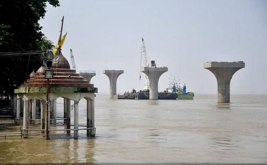 ඉන්දියාව තවදුරටත් අසරණ කරමින් කොවිඩ් මළ සිරුරු 71 ගඟේ පාවේ ඉන්දියාව තවදුරටත් අසරණ කරමින් කොවිඩ් මළ සිරුරු 71 ගඟේ පාවේ