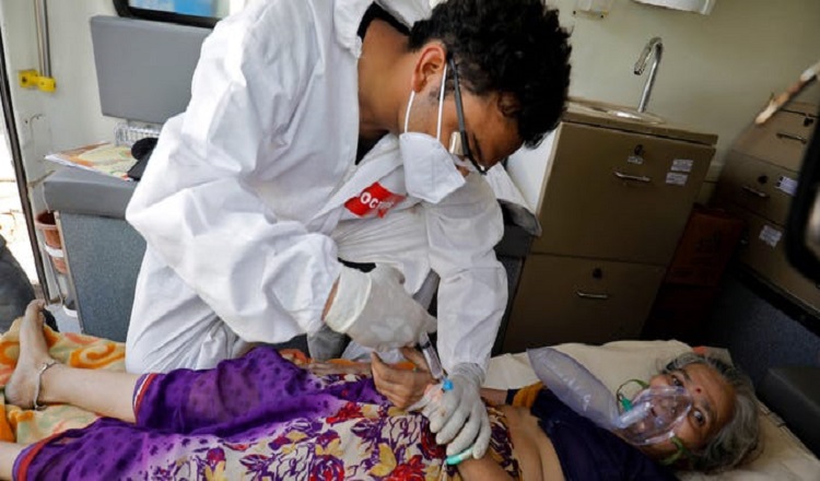 ඉන්දියාවේ ආසාදිතයින්ට ප්රතිකාර කිරීමට වෛද්ය සිසුන් අනුයුක්ත කරයි ඉන්දියාවේ ආසාදිතයින්ට ප්රතිකාර කිරීමට වෛද්ය සිසුන් අනුයුක්ත කරයි
