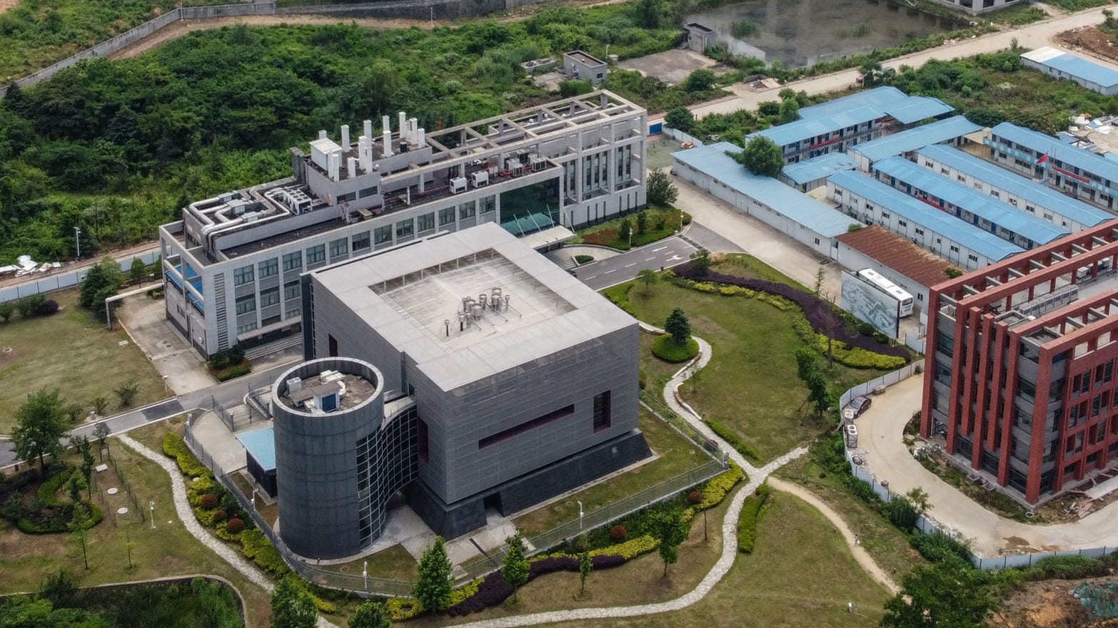 චීන රාජ්‍ය ආරක්ෂක ඇමැති ඇමෙරිකාවට පනියි – වූහාන් රසායනාගාරය ගැන සැඟවුණු තොරතුරු හෙළි කරලා