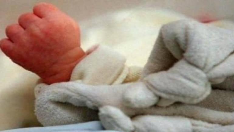 පෙකනිවැල පිටින්ම බිළිඳු සිරුරක් ළිඳක පෙකනිවැල පිටින්ම බිළිඳු සිරුරක් ළිඳක