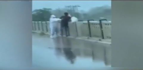 පාලමක් මත සිට ගඟට විසි කරන කොවිඩ් මළ සිරුරු(VIDEO) පාලමක් මත සිට ගඟට විසි කරන කොවිඩ් මළ සිරුරු(VIDEO)