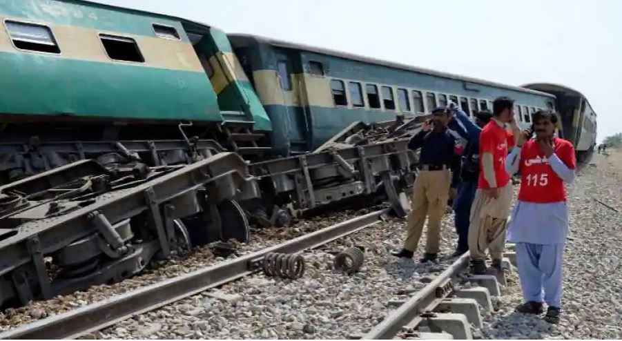 පාකිස්තානයේ දුම්රිය දෙකක් ගැටෙයි – පුද්ගලයින් 30කට දිවි අහිමියි පාකිස්තානයේ දුම්රිය දෙකක් ගැටෙයි – පුද්ගලයින් 30කට දිවි අහිමියි
