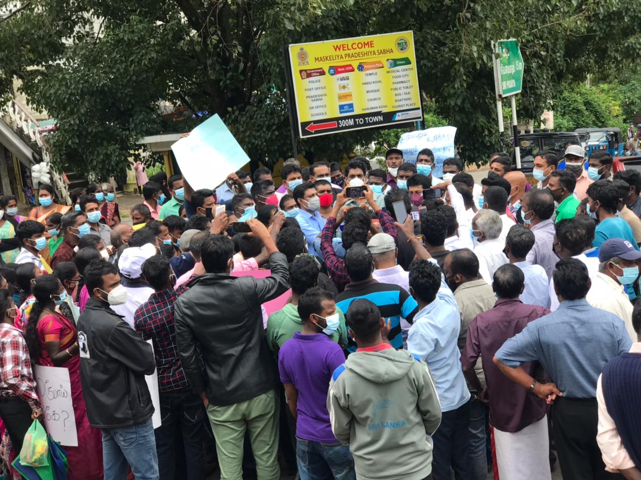 රුපියල් දහසේ වැටුප නොදෙන බව පවසමින් වතු කම්කරුවන් පිරිසක් පාරට බසී. රුපියල් දහසේ වැටුප නොදෙන බව පවසමින් වතු කම්කරුවන් පිරිසක් පාරට බසී.