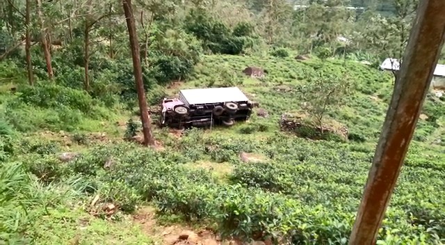 තේ කොළ ගෙනගිය ලොරිය නැවතුණු තැන