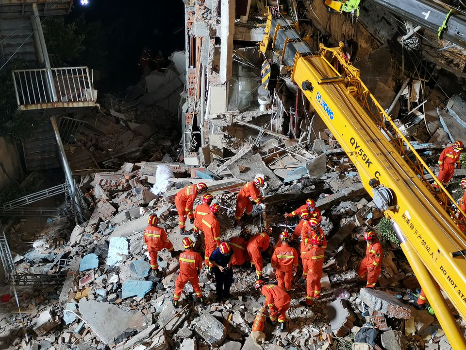 චීන හෝටලයක ගොඩනැගිල්ලක් කඩා වැටේ – 17ක් මරු දකී(PHOTOS) චීන හෝටලයක ගොඩනැගිල්ලක් කඩා වැටේ – 17ක් මරු දකී(PHOTOS)