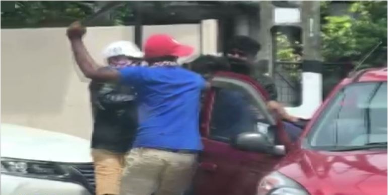 අනියම් පෙම නිසා මහ පාරේ සිදු වූ ගුටිබැට හුවමාරුව අනියම් පෙම නිසා මහ පාරේ සිදු වූ ගුටිබැට හුවමාරුව