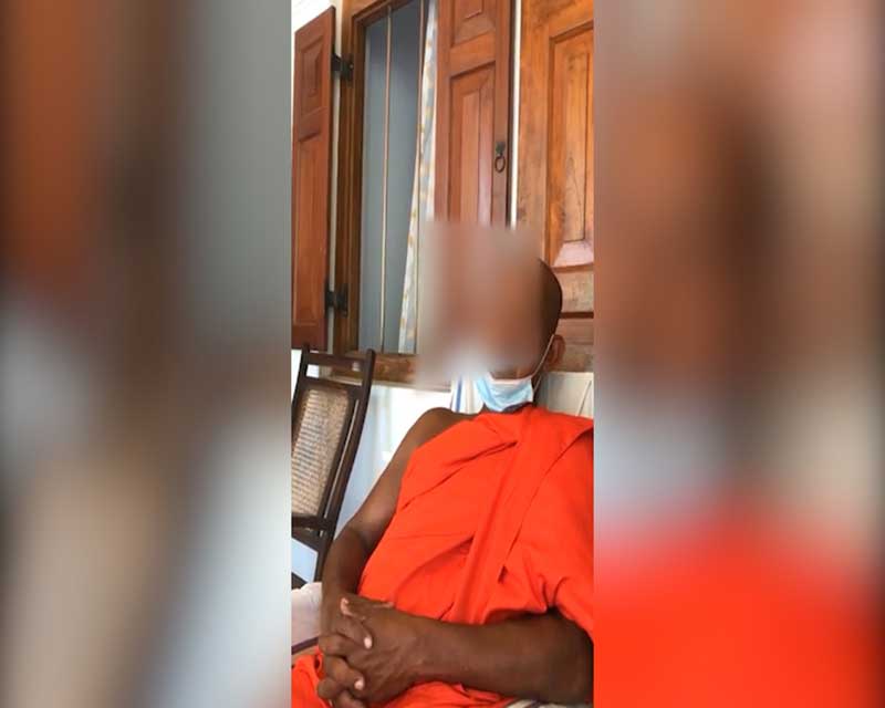 දණ නමස්කාර කළ HQI ඉදිරියේ දණින් වැටුණු චීවරධාරියා (VIDEO)