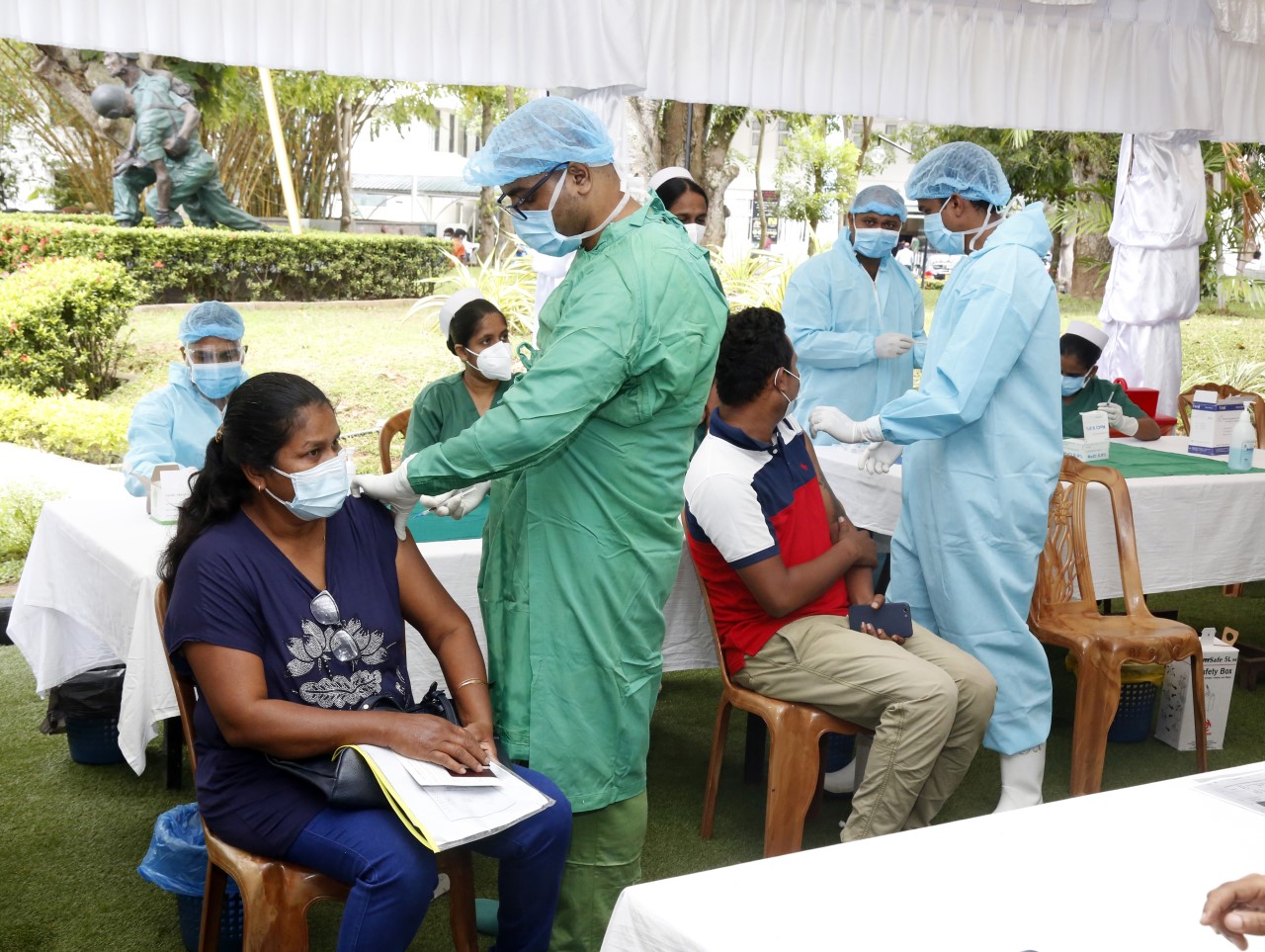 විදෙස්ගත වන ශ්‍රී ලාංකික ශ්‍රමිකයන්ට එන්නත් ලබාදීම ඇරඹෙයි