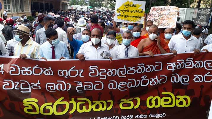 ගුරු සහ විදුහල්පති රථ පෙළපාලිය ‘කොළඹට’ ළඟා වෙමින් ඇති අයුරු (PHOTOS)